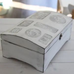 Truhlička bílá, na nožičkách