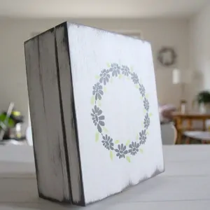 Krabička šedobílá, s věnečkem