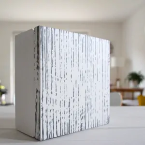 Krabička bílá, proužkovaná