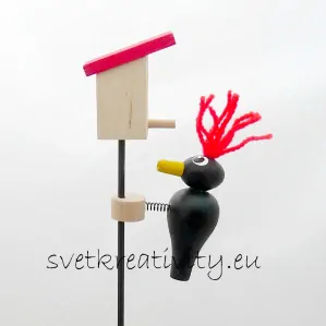 Dřevěný datlík na tyčce