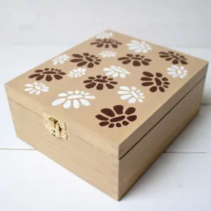 Krabička hnědá, kytkovaná