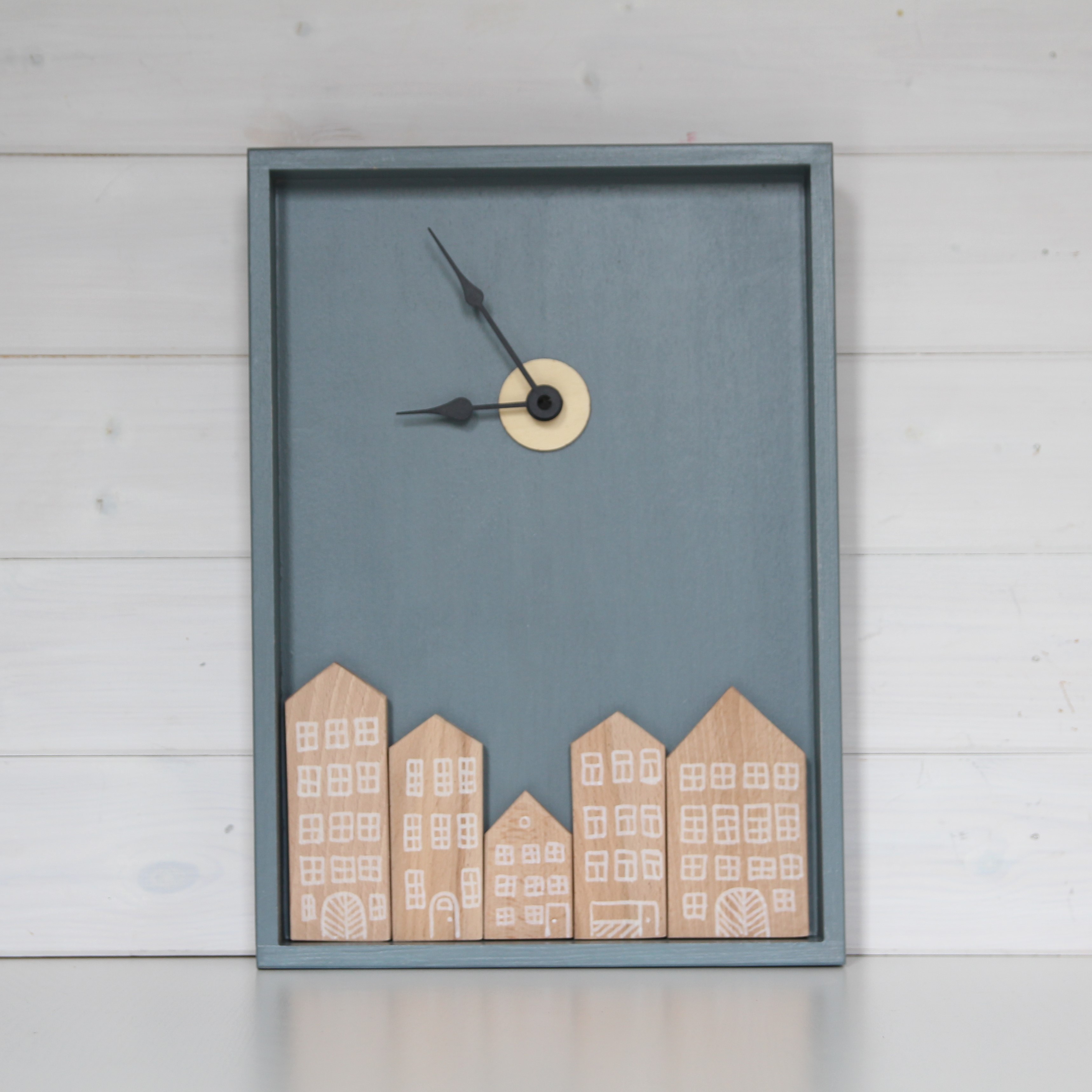 Hodiny - Ulice na šedém podkladu