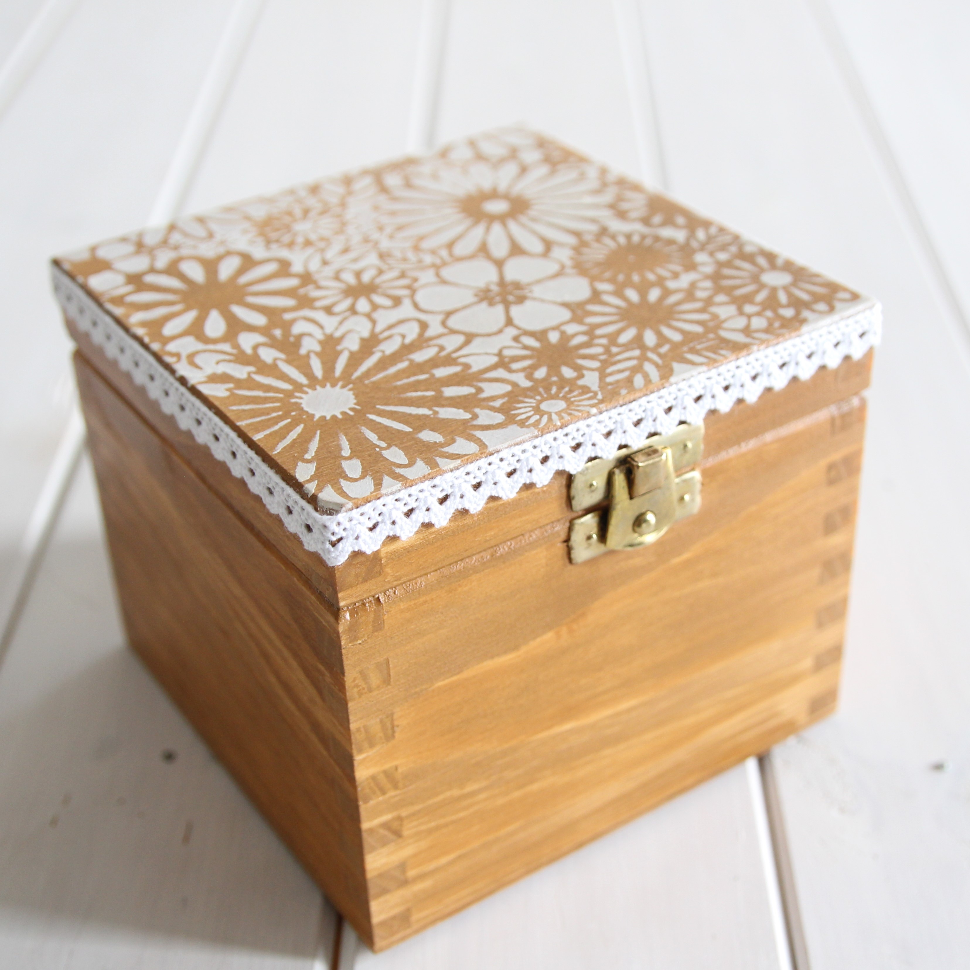 Krabička Hnědá, s krajkou