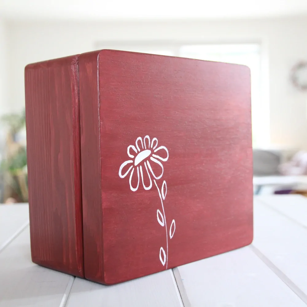 Krabička zaoblená, s kytkou