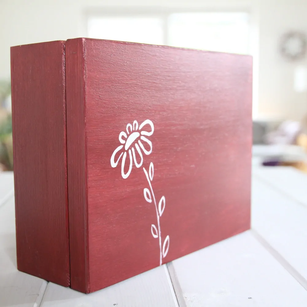 Krabička červenohnědá, s kytkou