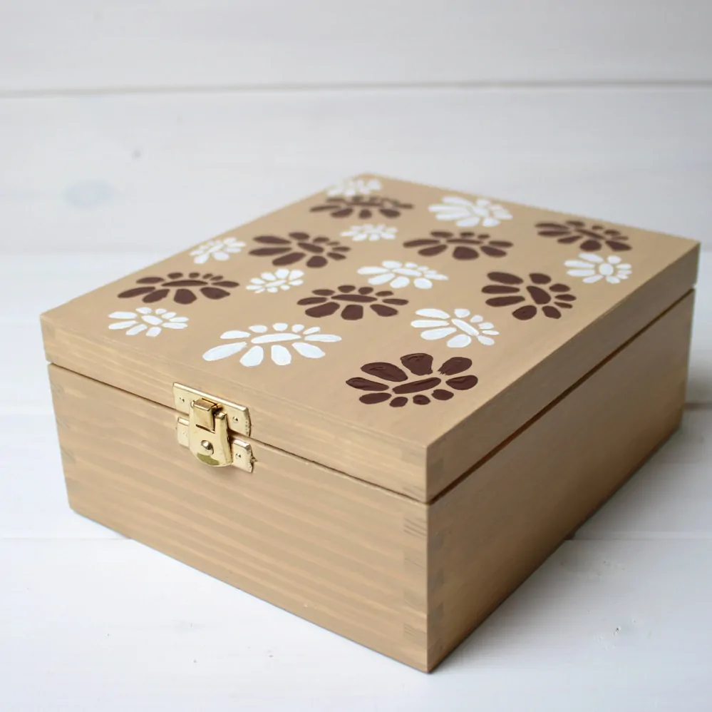 Krabička hnědá, kytkovaná