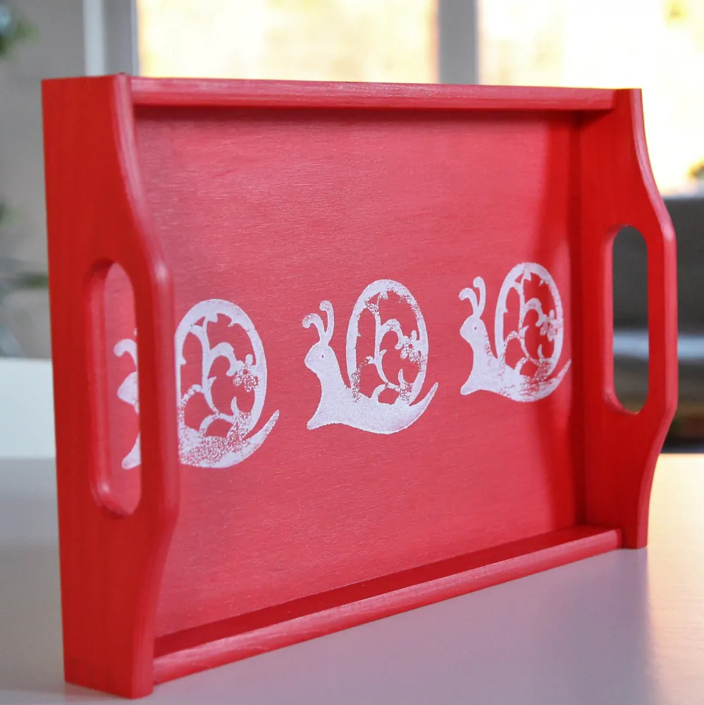 Podnos červený, se šneky