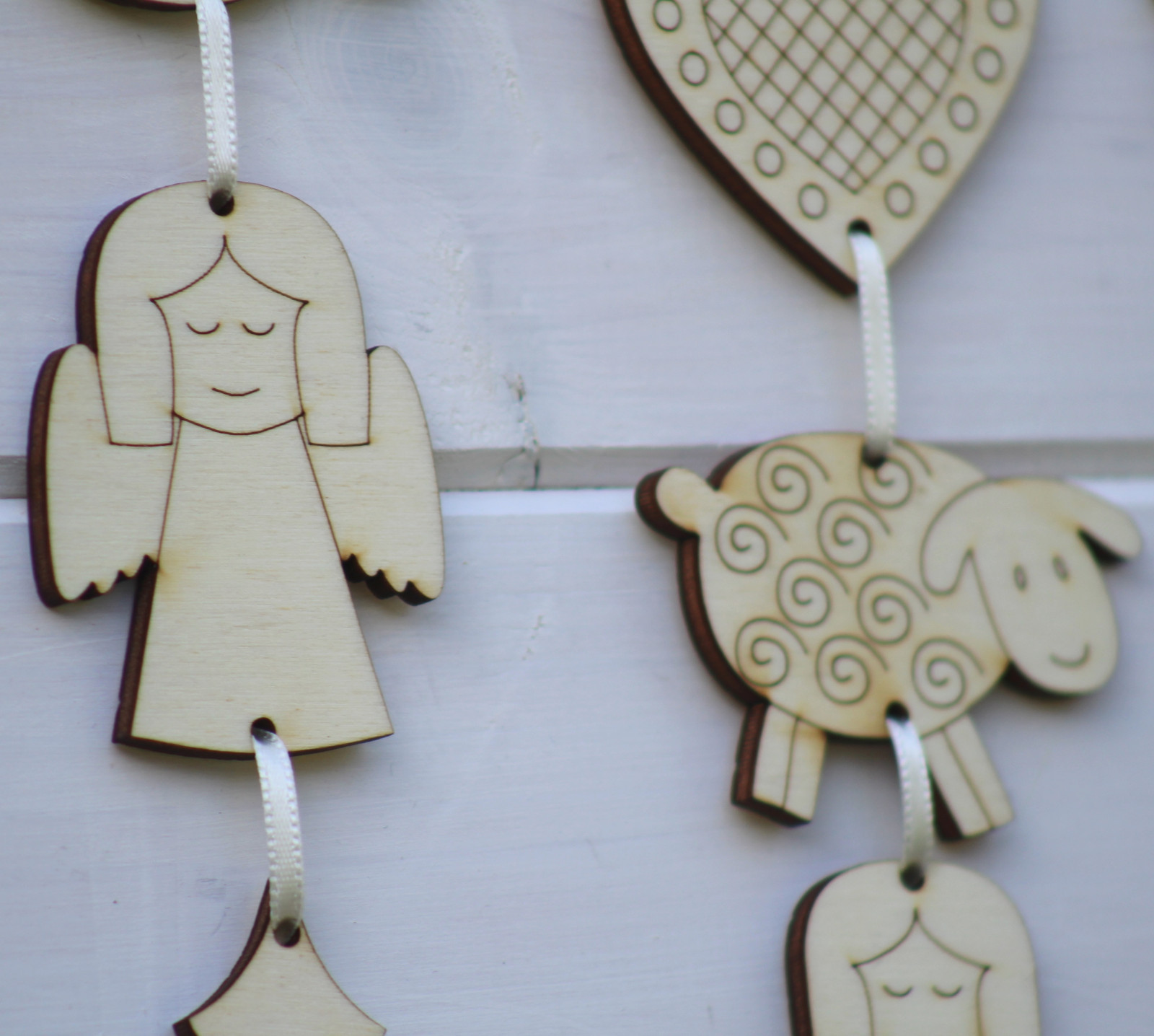 Závěsný adventní kalendář s betlémem