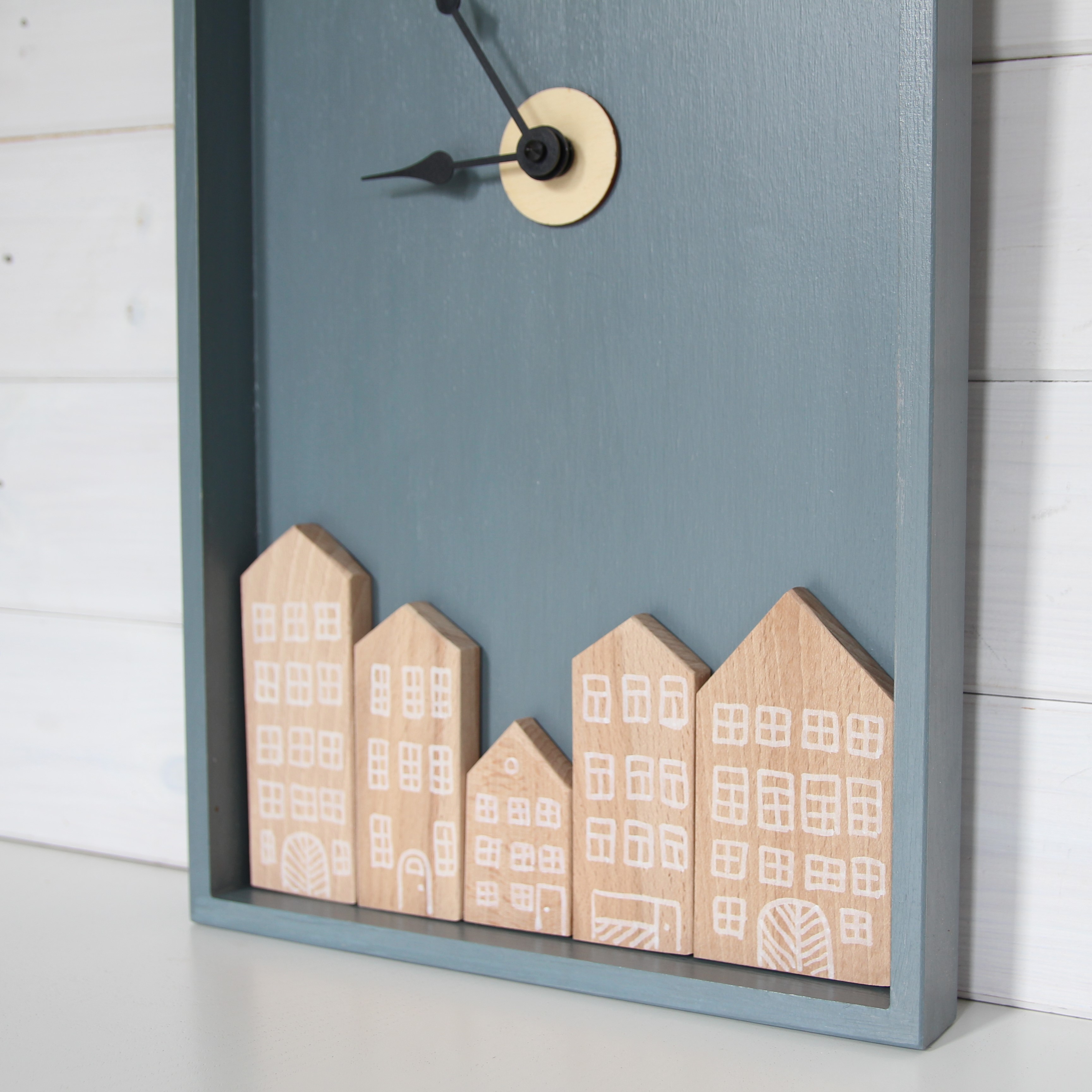 Hodiny - Ulice na šedém podkladu