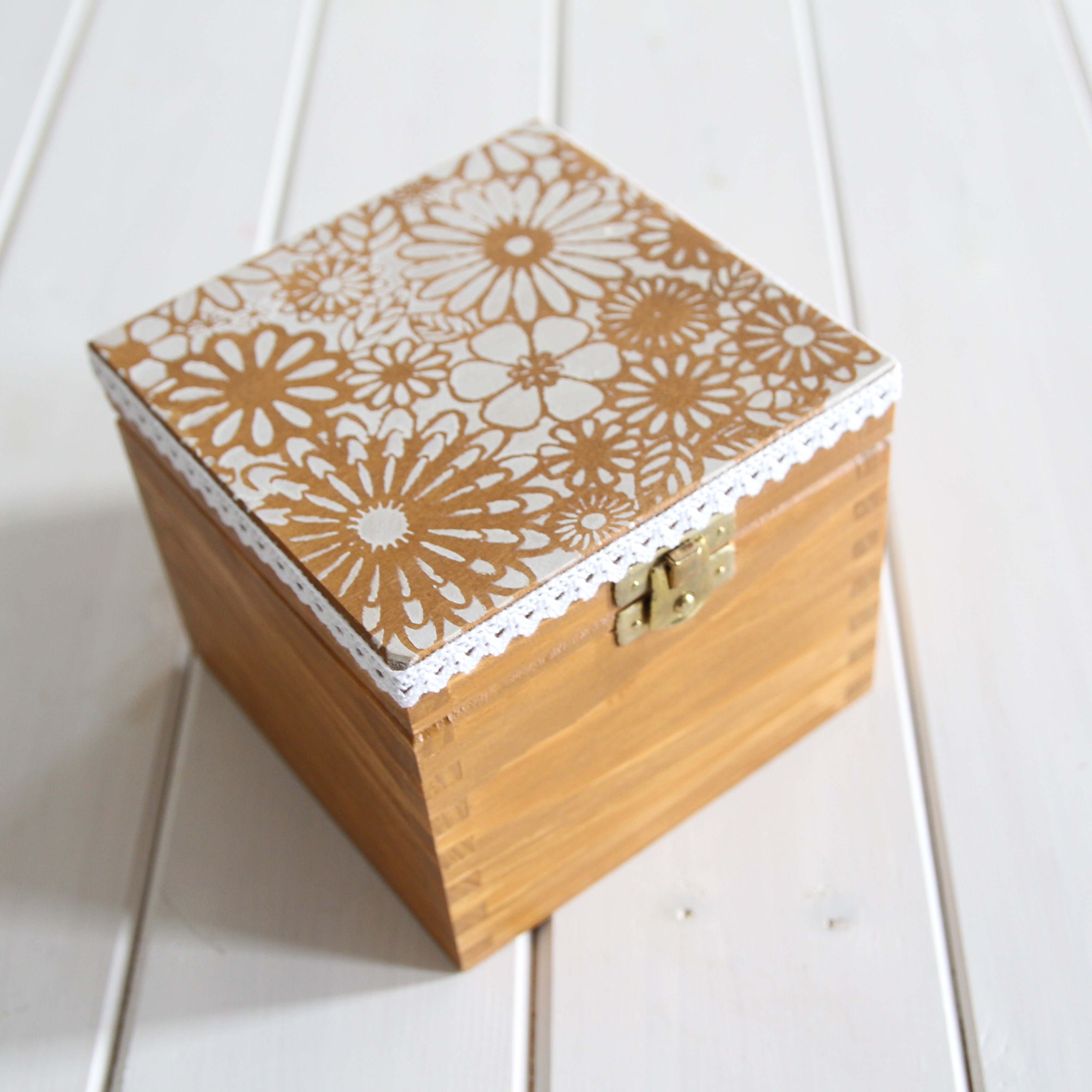 Krabička Hnědá, s krajkou