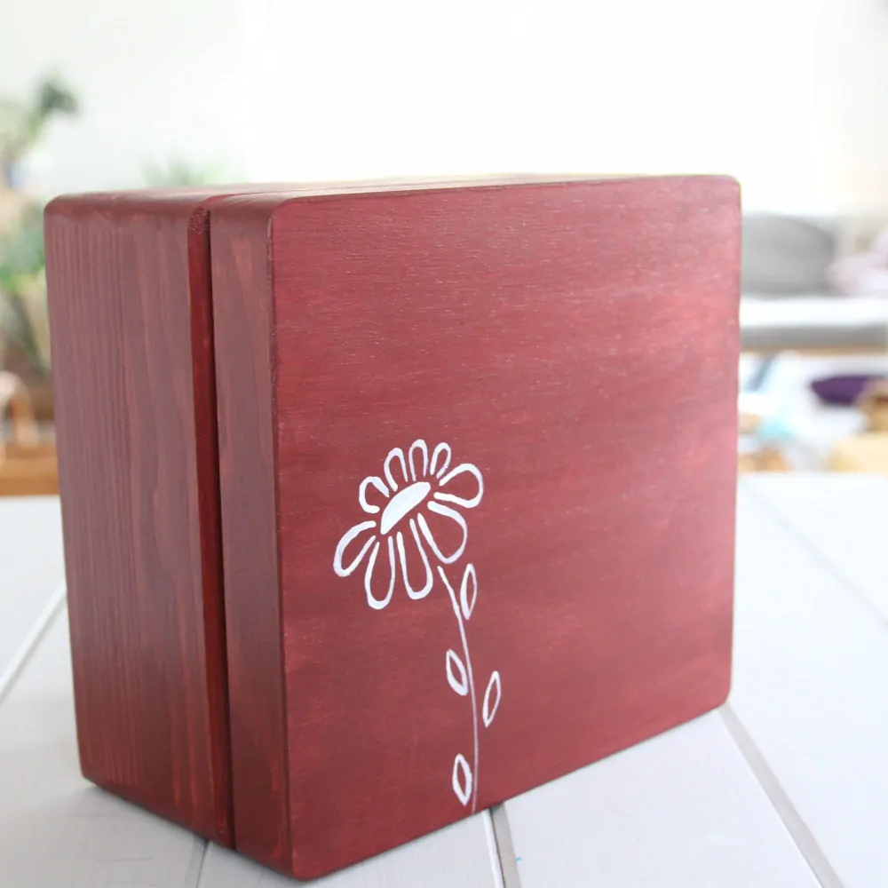 Krabička zaoblená, s kytkou