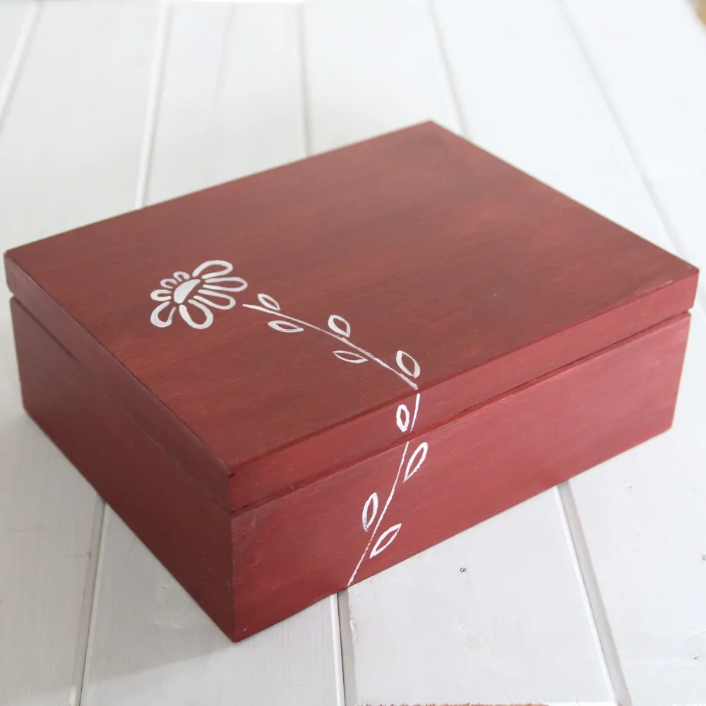 Krabička červenohnědá, s kytkou