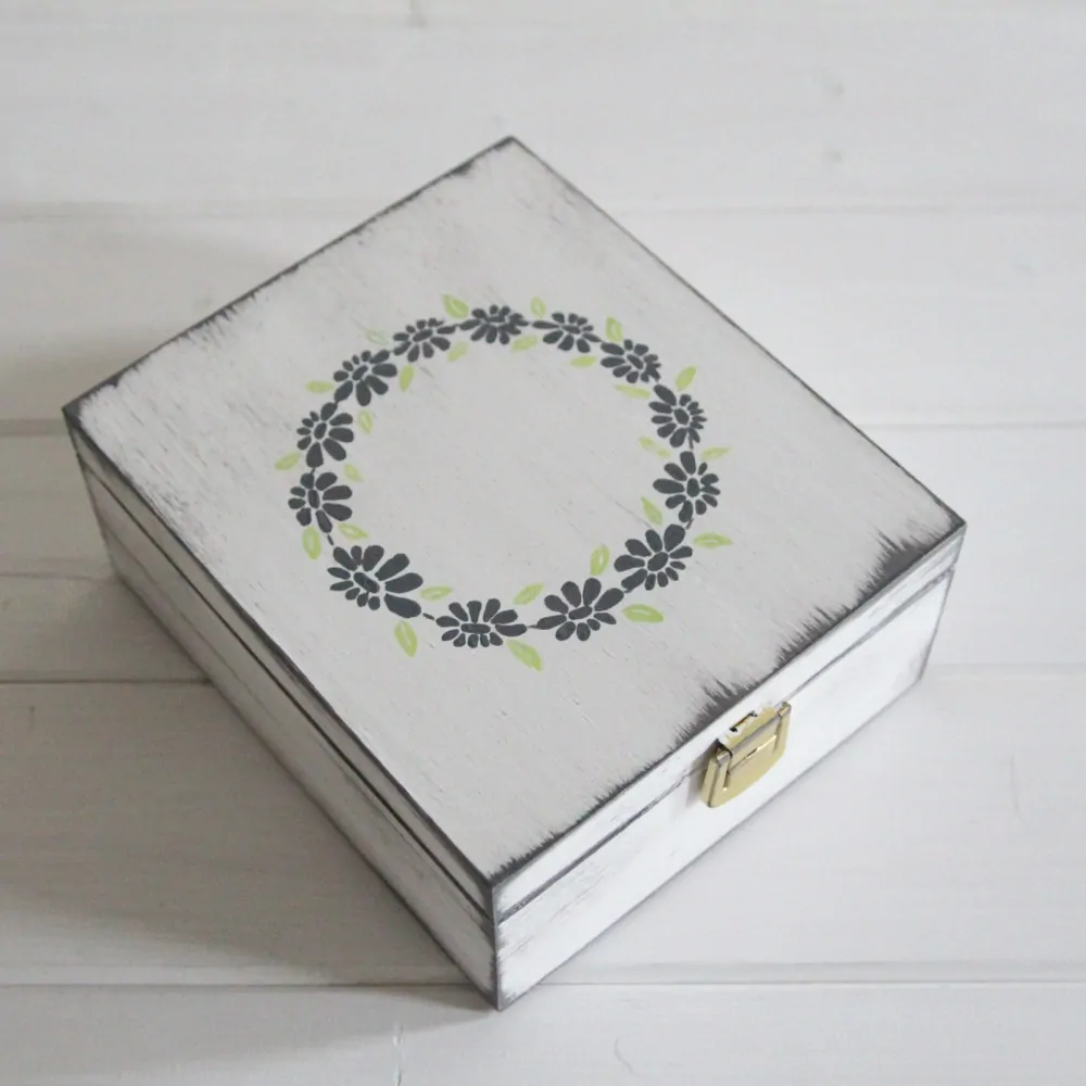 Krabička šedobílá, s věnečkem