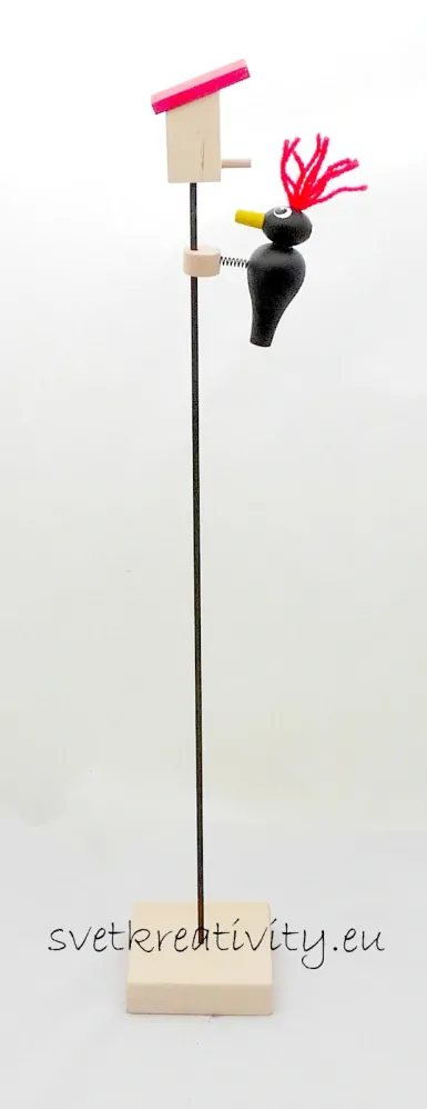 Dřevěný datlík na tyčce