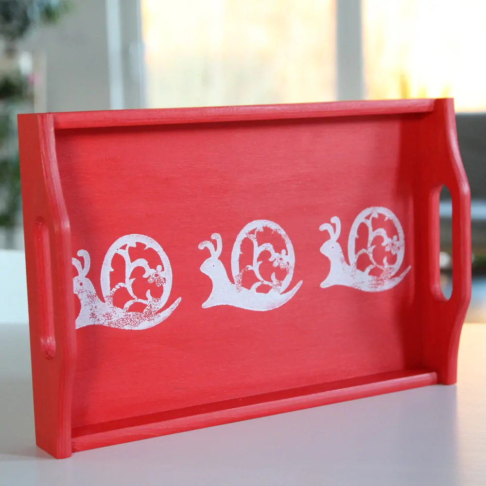 Podnos červený, se šneky