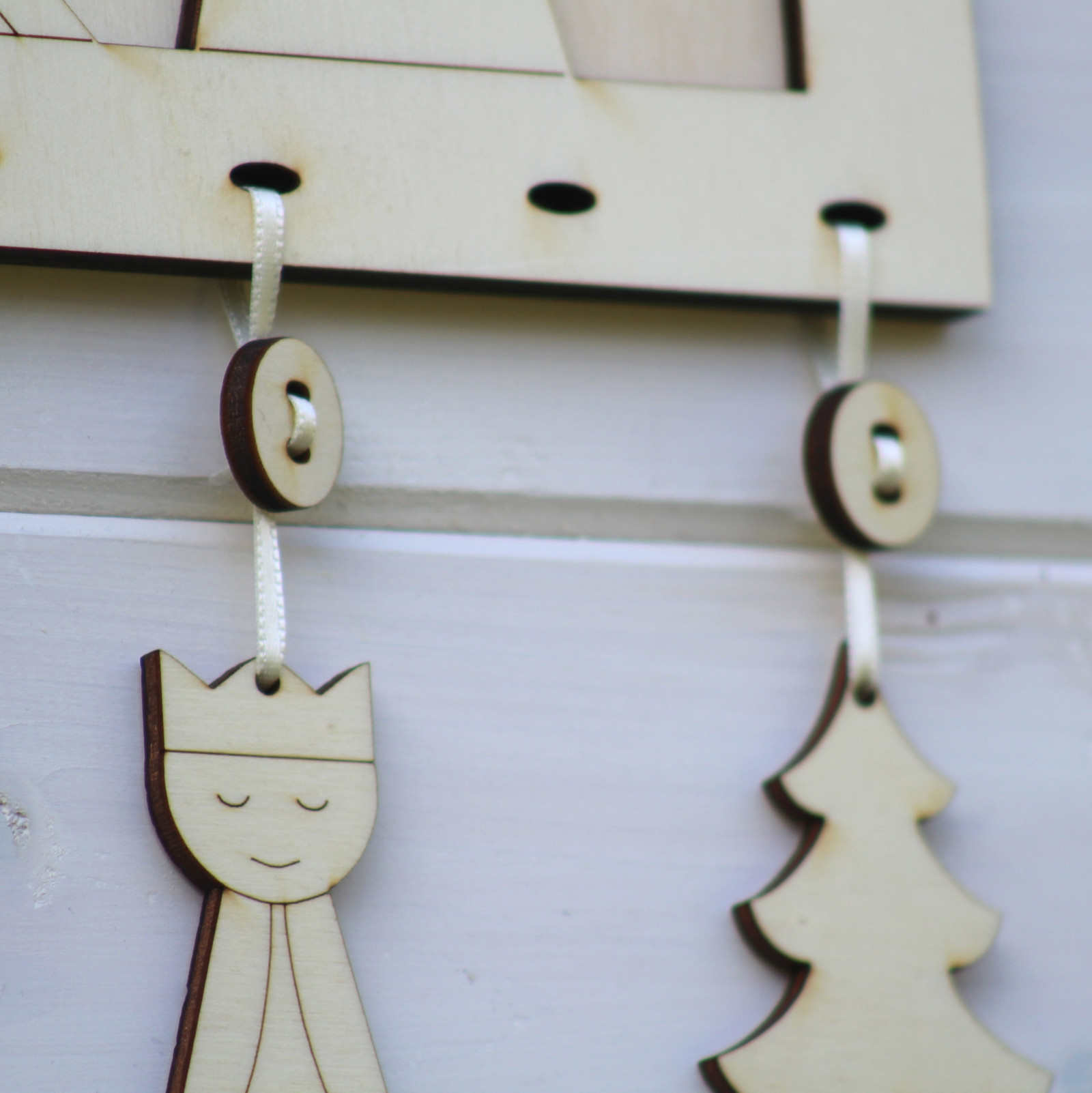 Závěsný adventní kalendář s betlémem