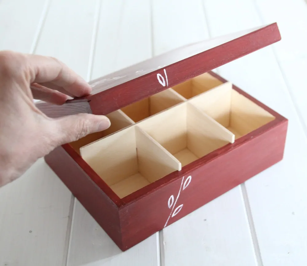 Krabička červenohnědá, s kytkou