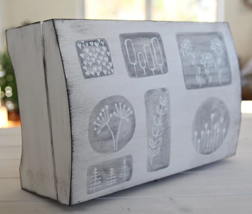 Truhlička bílá, na nožičkách