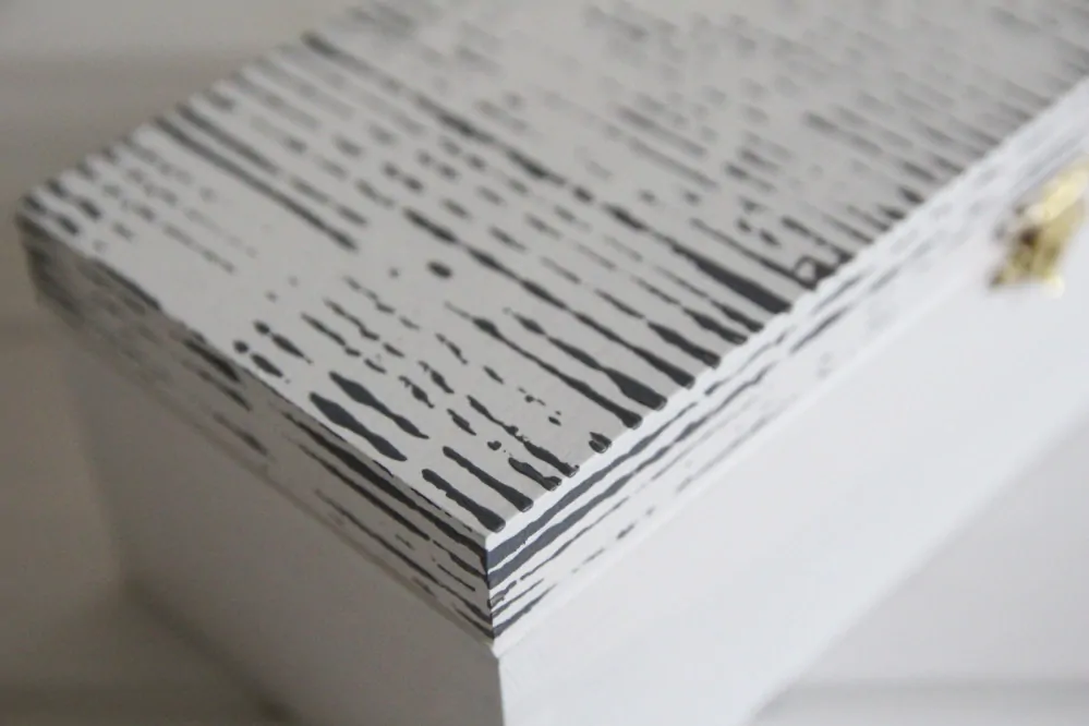 Krabička bílá, proužkovaná