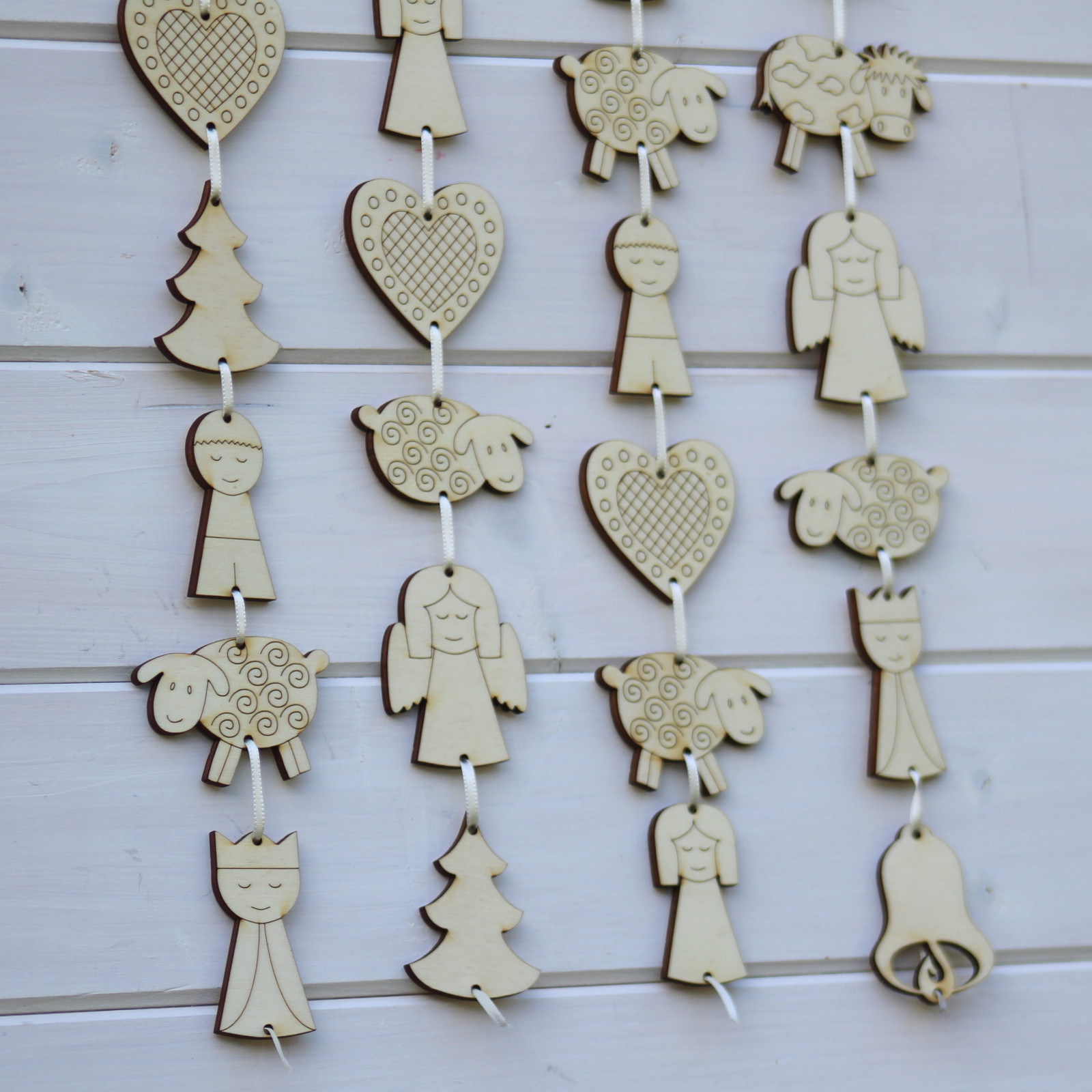 Závěsný adventní kalendář s betlémem