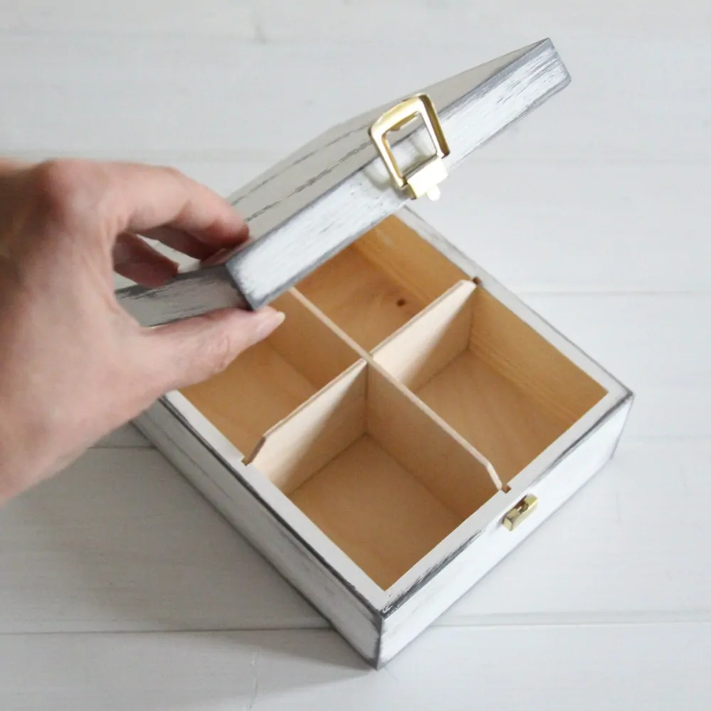 Krabička šedobílá, s věnečkem