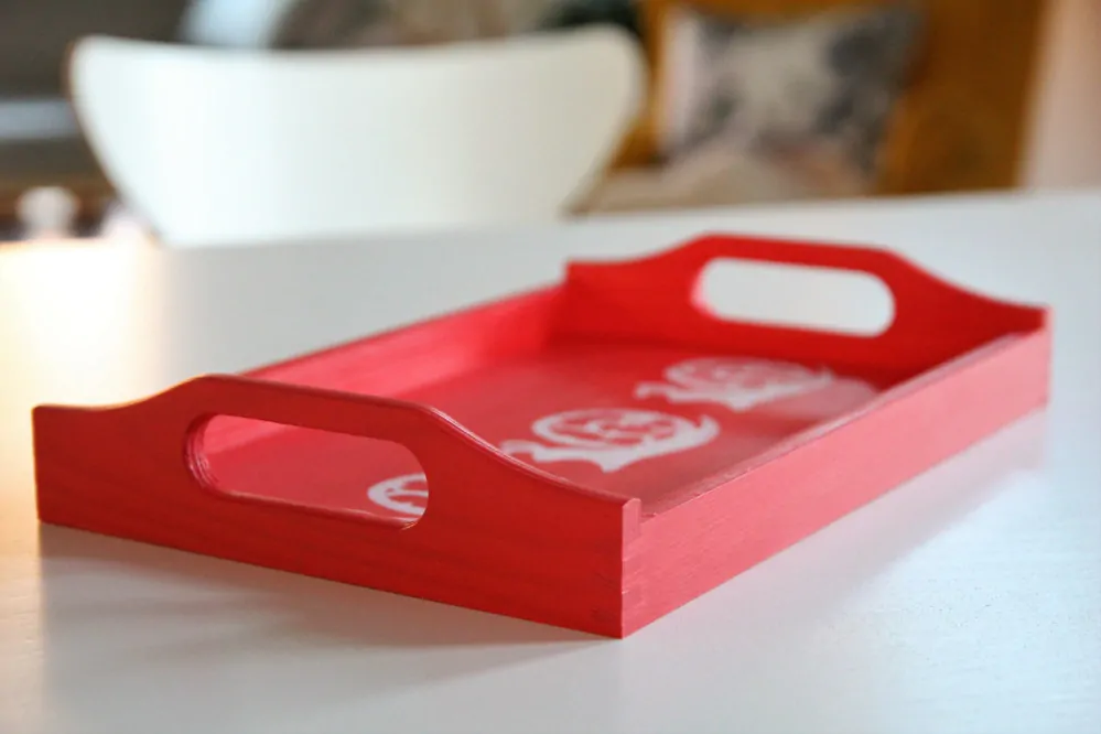 Podnos červený, se šneky