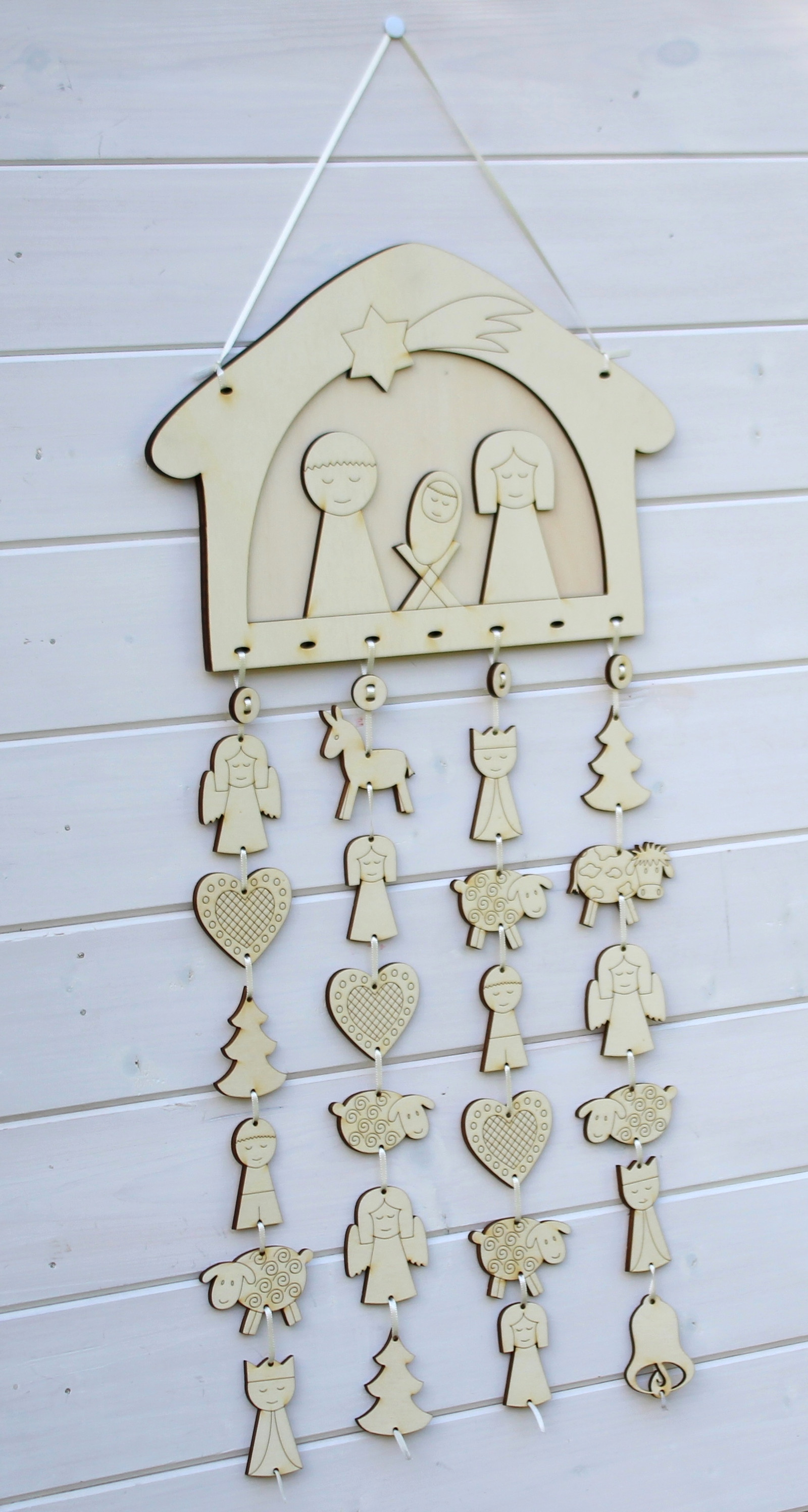 Závěsný adventní kalendář s betlémem