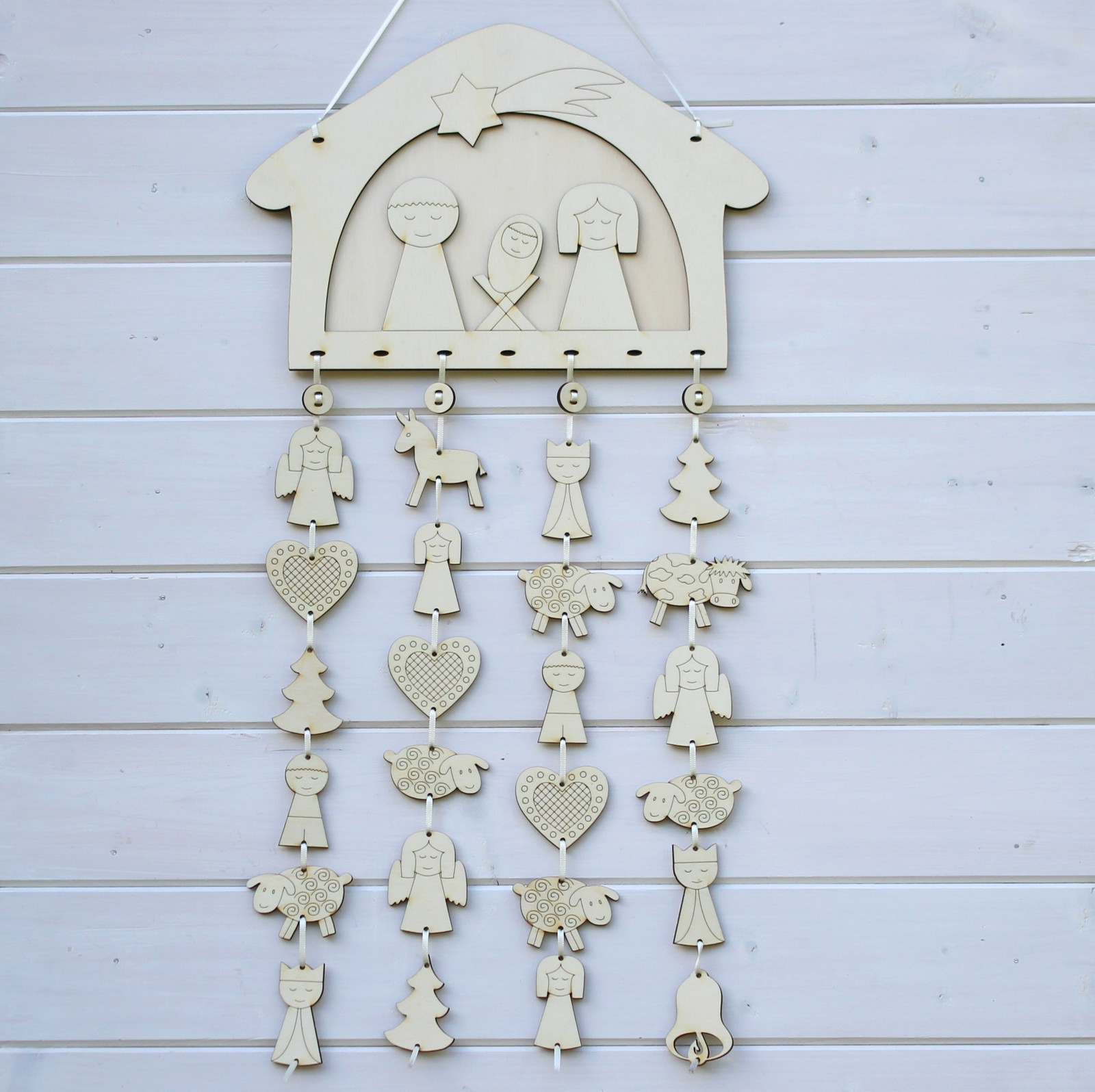 Závěsný adventní kalendář s betlémem